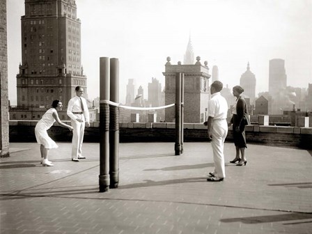 Une Partie de Deck - Tennis sur la Terrasse du Toit de l&#39; Hotel Delmonico de New York, 1925 by Charles Delius art print